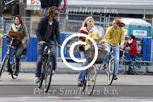 Amsterdam 10 oktober 2013
Chris Zegers met zijn vriendin Marije Braber en hun zoontje Eden op de fiets.