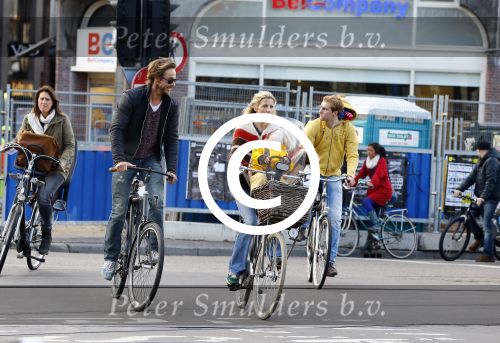 Amsterdam 10 oktober 2013
Chris Zegers met zijn vriendin Marije Braber en hun zoontje Eden op de fiets.