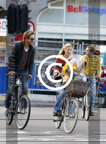 Amsterdam 10 oktober 2013
Chris Zegers met zijn vriendin Marije Braber en hun zoontje Eden op de fiets.