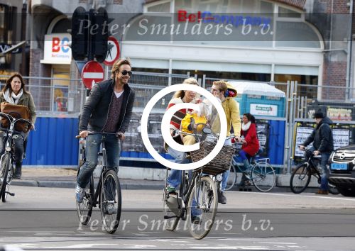 Amsterdam 10 oktober 2013
Chris Zegers met zijn vriendin Marije Braber en hun zoontje Eden op de fiets.