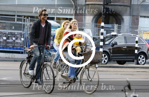 Amsterdam 10 oktober 2013
Chris Zegers met zijn vriendin Marije Braber en hun zoontje Eden op de fiets.