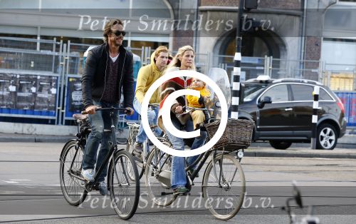 Amsterdam 10 oktober 2013
Chris Zegers met zijn vriendin Marije Braber en hun zoontje Eden op de fiets.