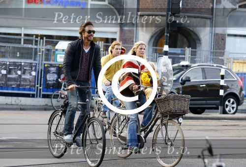 Amsterdam 10 oktober 2013
Chris Zegers met zijn vriendin Marije Braber en hun zoontje Eden op de fiets.