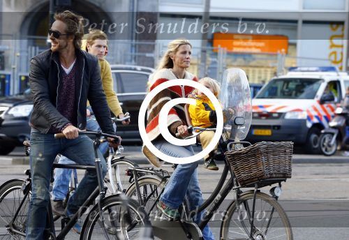 Amsterdam 10 oktober 2013
Chris Zegers met zijn vriendin Marije Braber en hun zoontje Eden op de fiets.