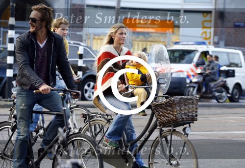 Amsterdam 10 oktober 2013
Chris Zegers met zijn vriendin Marije Braber en hun zoontje Eden op de fiets.
