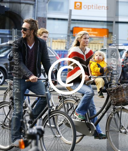 Amsterdam 10 oktober 2013
Chris Zegers met zijn vriendin Marije Braber en hun zoontje Eden op de fiets.