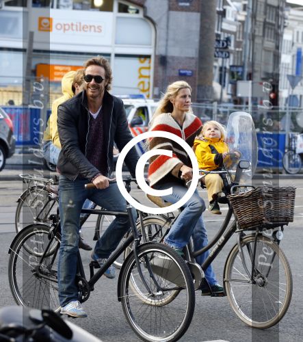 Amsterdam 10 oktober 2013
Chris Zegers met zijn vriendin Marije Braber en hun zoontje Eden op de fiets.