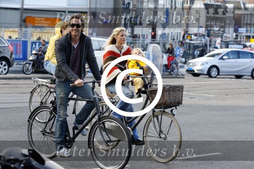 Amsterdam 10 oktober 2013
Chris Zegers met zijn vriendin Marije Braber en hun zoontje Eden op de fiets.