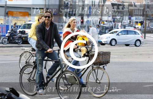 Amsterdam 10 oktober 2013
Chris Zegers met zijn vriendin Marije Braber en hun zoontje Eden op de fiets.