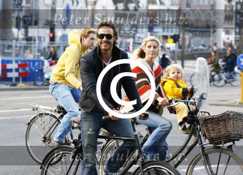 Amsterdam 10 oktober 2013
Chris Zegers met zijn vriendin Marije Braber en hun zoontje Eden op de fiets.