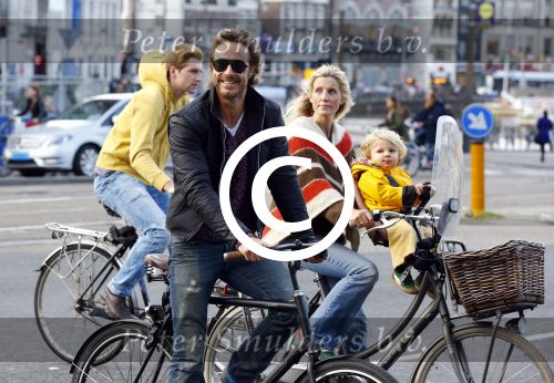 Amsterdam 10 oktober 2013
Chris Zegers met zijn vriendin Marije Braber en hun zoontje Eden op de fiets.