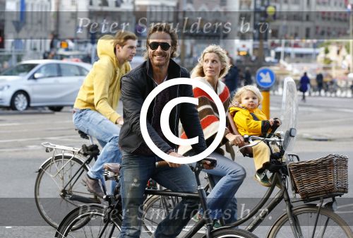 Amsterdam 10 oktober 2013
Chris Zegers met zijn vriendin Marije Braber en hun zoontje Eden op de fiets.