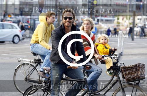 Amsterdam 10 oktober 2013
Chris Zegers met zijn vriendin Marije Braber en hun zoontje Eden op de fiets.