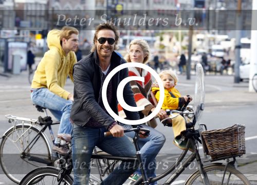 Amsterdam 10 oktober 2013
Chris Zegers met zijn vriendin Marije Braber en hun zoontje Eden op de fiets.