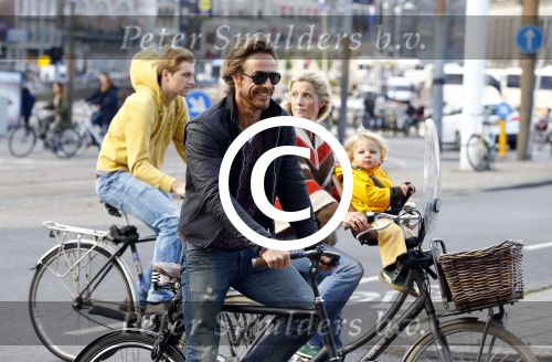 Amsterdam 10 oktober 2013
Chris Zegers met zijn vriendin Marije Braber en hun zoontje Eden op de fiets.
