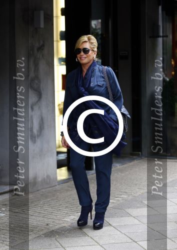 Amsterdam 24 september 2013
Connie Breukhoven op weg naar juwelier Bodes en Bode