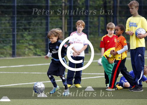 Hamburg 12 september 2013
Damian v d Vaart bij de voetbaltraining. De aupair met vriend en Sabia Boulahrouz staan te kijken.