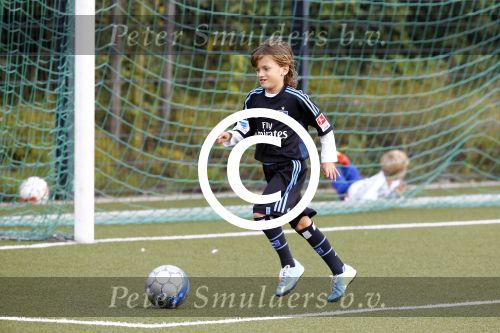 Hamburg 12 september 2013
Damian v d Vaart bij de voetbaltraining. De aupair met vriend en Sabia Boulahrouz staan te kijken.