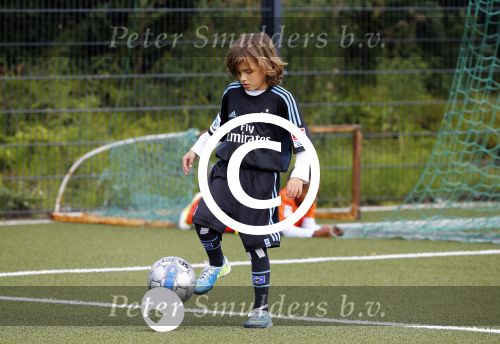 Hamburg 12 september 2013
Damian v d Vaart bij de voetbaltraining. De aupair met vriend en Sabia Boulahrouz staan te kijken.