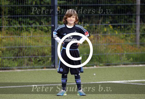 Hamburg 12 september 2013
Damian v d Vaart bij de voetbaltraining. De aupair met vriend en Sabia Boulahrouz staan te kijken.