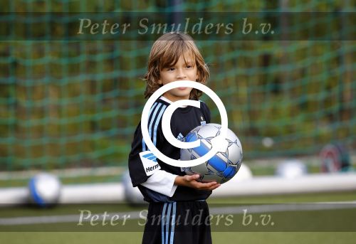 Hamburg 12 september 2013
Damian v d Vaart bij de voetbaltraining. De aupair met vriend en Sabia Boulahrouz staan te kijken.