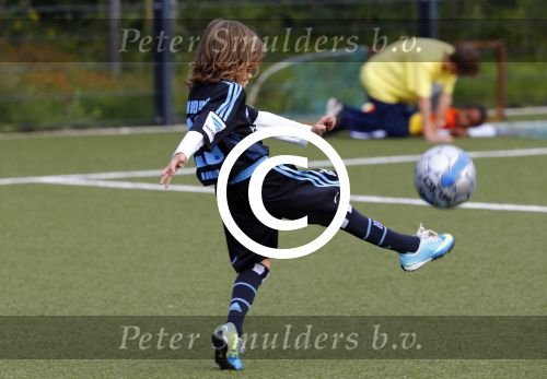 Hamburg 12 september 2013
Damian v d Vaart bij de voetbaltraining. De aupair met vriend en Sabia Boulahrouz staan te kijken.