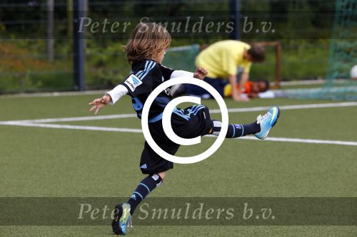 Hamburg 12 september 2013
Damian v d Vaart bij de voetbaltraining. De aupair met vriend en Sabia Boulahrouz staan te kijken.