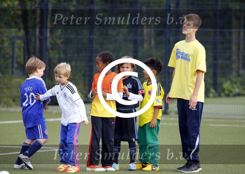 Hamburg 12 september 2013
Damian v d Vaart bij de voetbaltraining. De aupair met vriend en Sabia Boulahrouz staan te kijken.