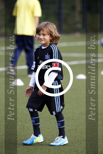 Hamburg 12 september 2013
Damian v d Vaart bij de voetbaltraining. De aupair met vriend en Sabia Boulahrouz staan te kijken.