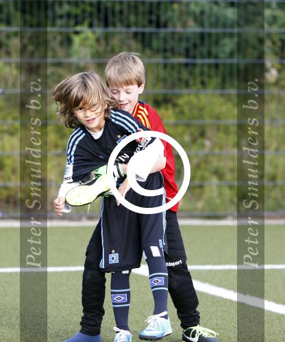 Hamburg 12 september 2013
Damian v d Vaart bij de voetbaltraining. De aupair met vriend en Sabia Boulahrouz staan te kijken.