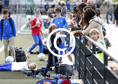 Hamburg 12 september 2013
Damian v d Vaart bij de voetbaltraining. De aupair met vriend en Sabia Boulahrouz staan te kijken.
