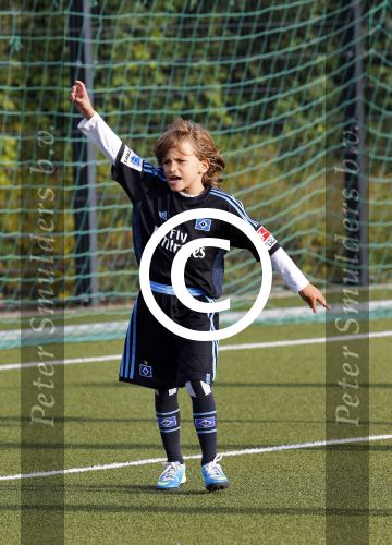 Hamburg 12 september 2013
Damian v d Vaart bij de voetbaltraining. De aupair met vriend en Sabia Boulahrouz staan te kijken.