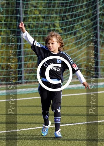 Hamburg 12 september 2013
Damian v d Vaart bij de voetbaltraining. De aupair met vriend en Sabia Boulahrouz staan te kijken.