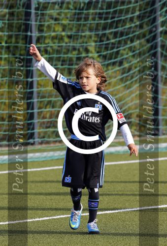 Hamburg 12 september 2013
Damian v d Vaart bij de voetbaltraining. De aupair met vriend en Sabia Boulahrouz staan te kijken.