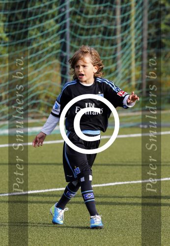 Hamburg 12 september 2013
Damian v d Vaart bij de voetbaltraining. De aupair met vriend en Sabia Boulahrouz staan te kijken.