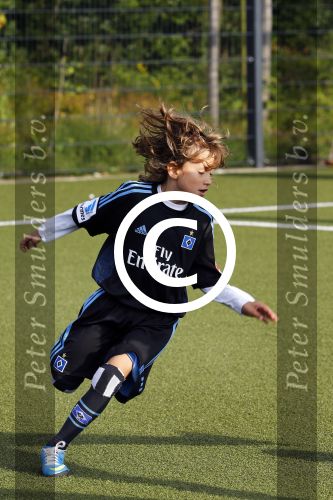 Hamburg 12 september 2013
Damian v d Vaart bij de voetbaltraining. De aupair met vriend en Sabia Boulahrouz staan te kijken.
