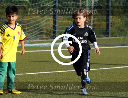 Hamburg 12 september 2013
Damian v d Vaart bij de voetbaltraining. De aupair met vriend en Sabia Boulahrouz staan te kijken.
