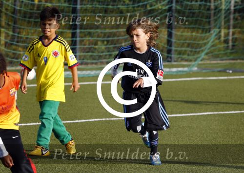 Hamburg 12 september 2013
Damian v d Vaart bij de voetbaltraining. De aupair met vriend en Sabia Boulahrouz staan te kijken.
