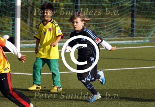 Hamburg 12 september 2013
Damian v d Vaart bij de voetbaltraining. De aupair met vriend en Sabia Boulahrouz staan te kijken.
