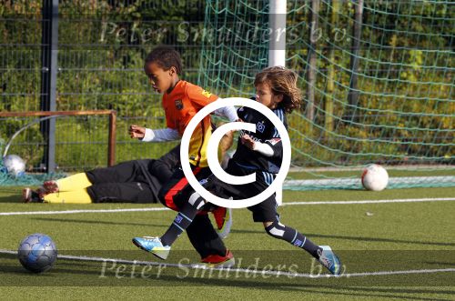 Hamburg 12 september 2013
Damian v d Vaart bij de voetbaltraining. De aupair met vriend en Sabia Boulahrouz staan te kijken.