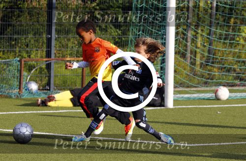 Hamburg 12 september 2013
Damian v d Vaart bij de voetbaltraining. De aupair met vriend en Sabia Boulahrouz staan te kijken.