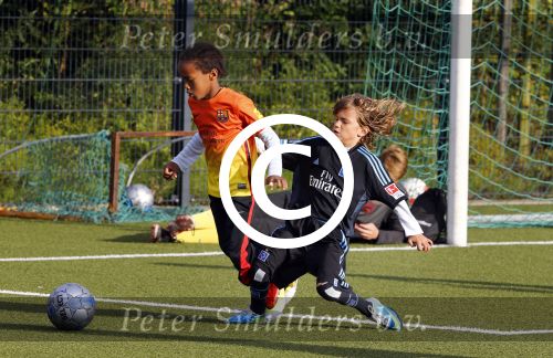 Hamburg 12 september 2013
Damian v d Vaart bij de voetbaltraining. De aupair met vriend en Sabia Boulahrouz staan te kijken.