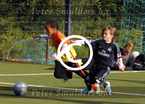 Hamburg 12 september 2013
Damian v d Vaart bij de voetbaltraining. De aupair met vriend en Sabia Boulahrouz staan te kijken.