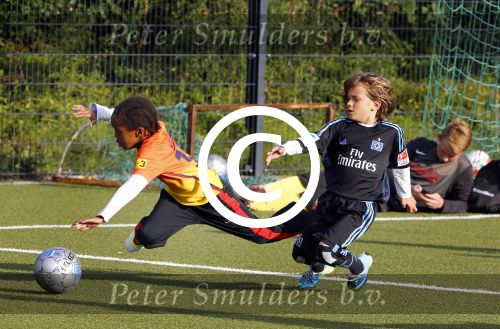 Hamburg 12 september 2013
Damian v d Vaart bij de voetbaltraining. De aupair met vriend en Sabia Boulahrouz staan te kijken.