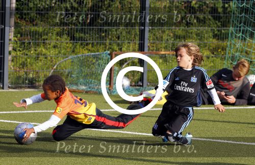 Hamburg 12 september 2013
Damian v d Vaart bij de voetbaltraining. De aupair met vriend en Sabia Boulahrouz staan te kijken.