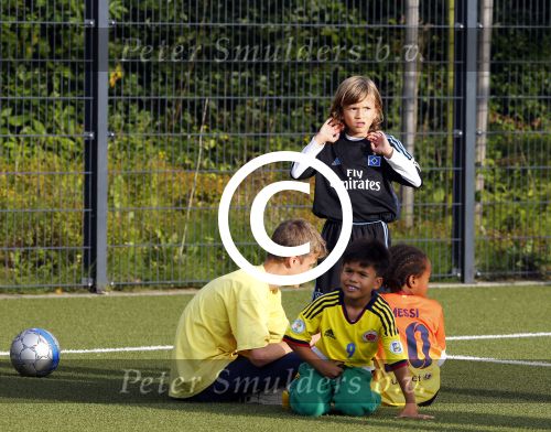 Hamburg 12 september 2013
Damian v d Vaart bij de voetbaltraining. De aupair met vriend en Sabia Boulahrouz staan te kijken.