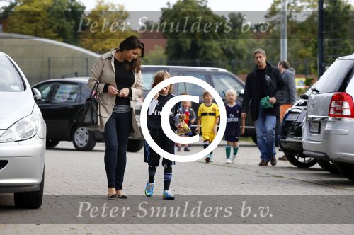 Hamburg 12 september 2013
Damian v d Vaart bij de voetbaltraining. De aupair met vriend en Sabia Boulahrouz staan te kijken.