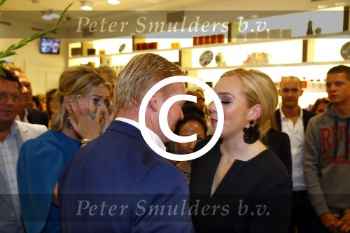 Oosterbeek 14 september 2013
Ronald Koeman op de Skin Cosmetics winkel van zijn vrouw Bartina en ochter Debbie.