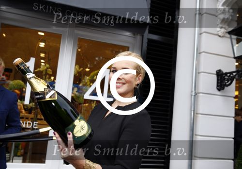 Oosterbeek 14 september 2013
Ronald Koeman op de Skin Cosmetics winkel van zijn vrouw Bartina en ochter Debbie.