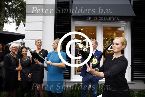 Oosterbeek 14 september 2013
Ronald Koeman op de Skin Cosmetics winkel van zijn vrouw Bartina en ochter Debbie.